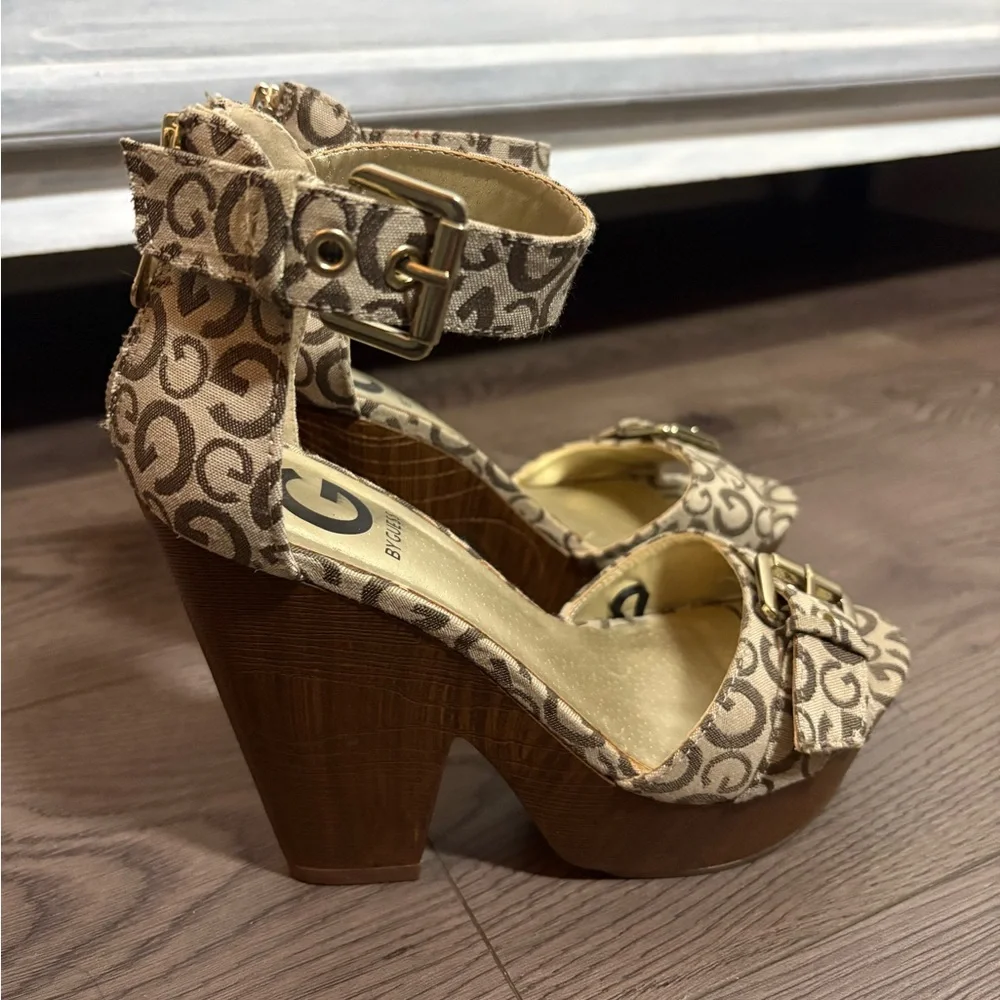 Y2K G By Guess Faux Wood Tan Logo Sultry Wedges Buckle Strappy Stylish Club Sexy